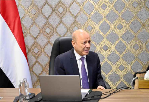 رئيس مجلس القيادة يتابع مستجدات عملية "فجر اليمن" ويشيد بانتصارات القوات المسلحة والإسناد الشامل من تحالف دعم الشرعية